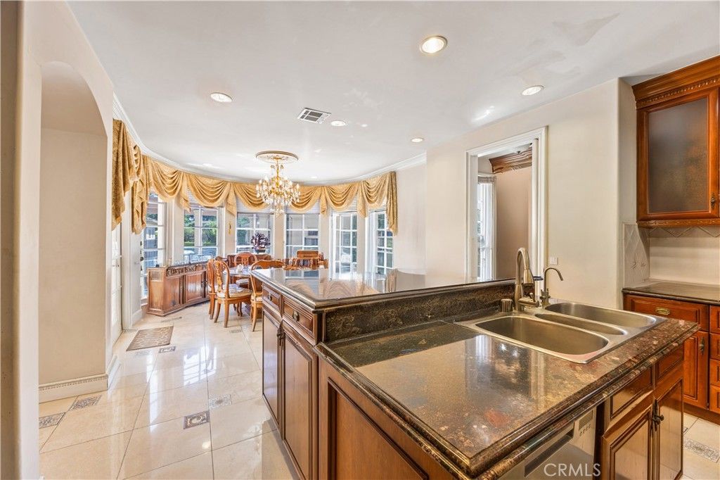 Image 8 of property listing at 2280 S Oak Knoll Avenue, San Marino, CA 91108