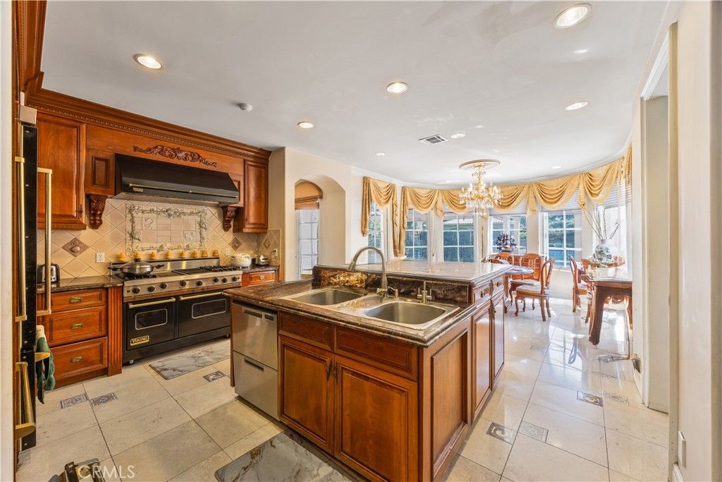Image 9 of property listing at 2280 S Oak Knoll Avenue, San Marino, CA 91108