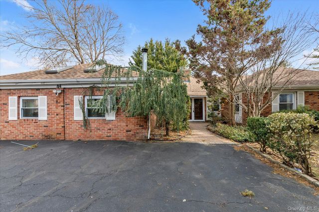 84 Horton Place, Syosset, NY 11791