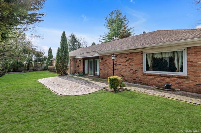 84 Horton Place, Syosset, NY 11791