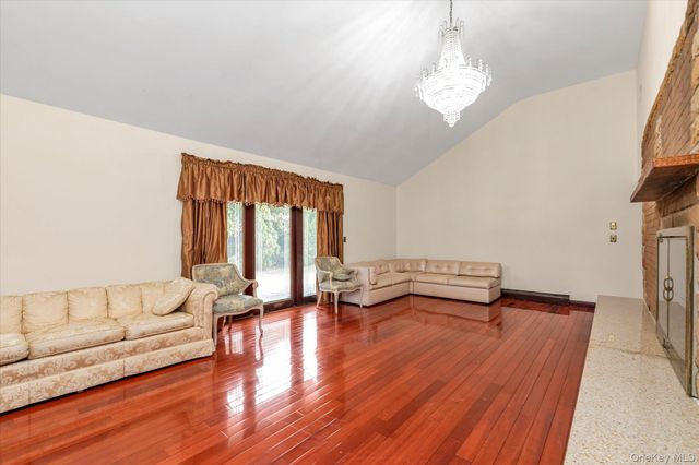 84 Horton Place, Syosset, NY 11791