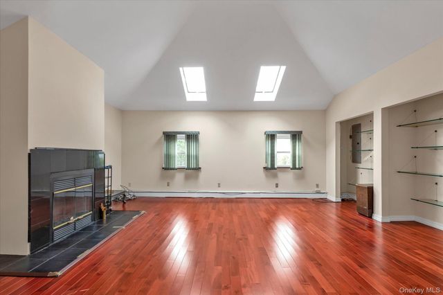 84 Horton Place, Syosset, NY 11791