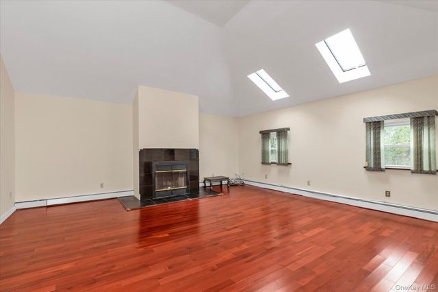 84 Horton Place, Syosset, NY 11791