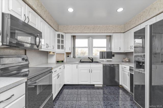 84 Horton Place, Syosset, NY 11791