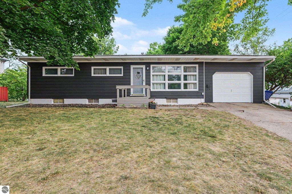 Image 1 of property listing at 422 W Center, Alma, MI 48801