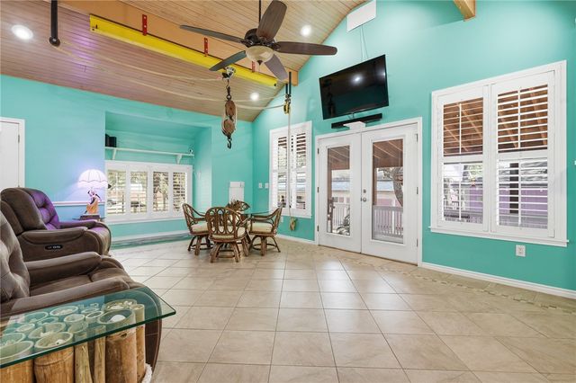 318 Traylor Ave, Rockport, TX 78382
