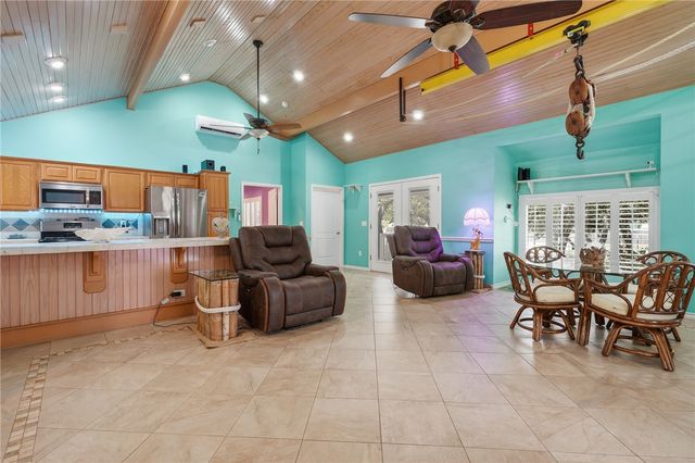 318 Traylor Ave, Rockport, TX 78382