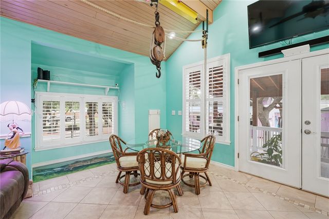 318 Traylor Ave, Rockport, TX 78382
