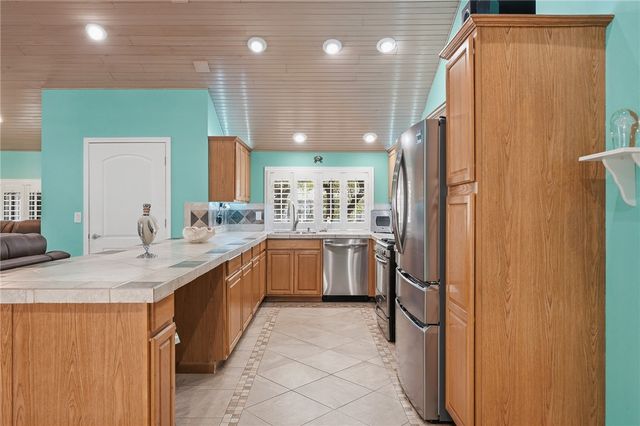 318 Traylor Ave, Rockport, TX 78382