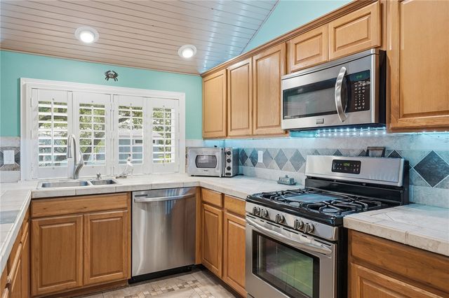 318 Traylor Ave, Rockport, TX 78382