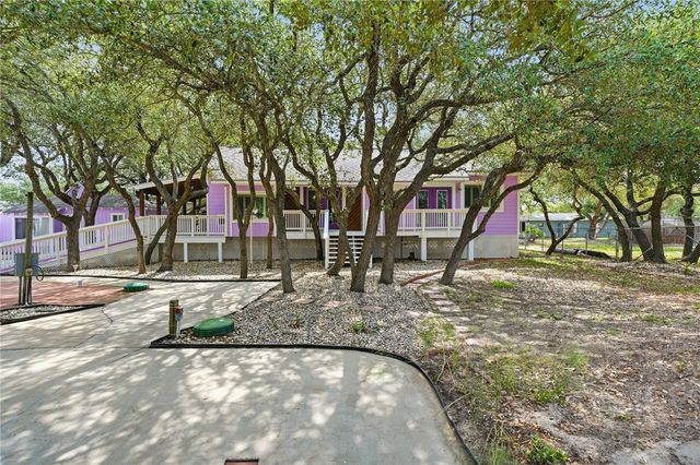 318 Traylor Ave, Rockport, TX 78382