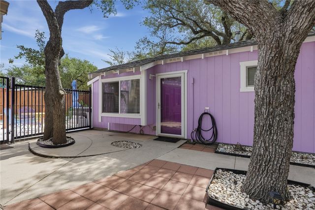 318 Traylor Ave, Rockport, TX 78382