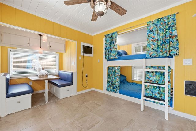 318 Traylor Ave, Rockport, TX 78382