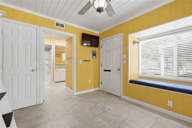 318 Traylor Ave, Rockport, TX 78382