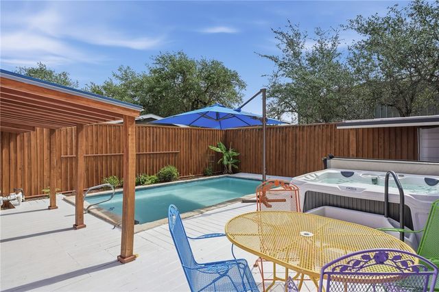 318 Traylor Ave, Rockport, TX 78382