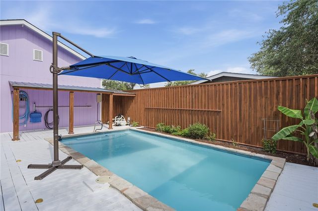 318 Traylor Ave, Rockport, TX 78382
