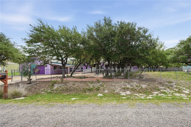 318 Traylor Ave, Rockport, TX 78382