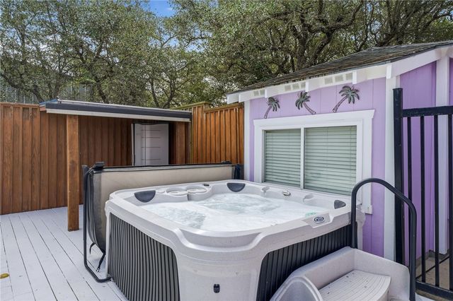 318 Traylor Ave, Rockport, TX 78382