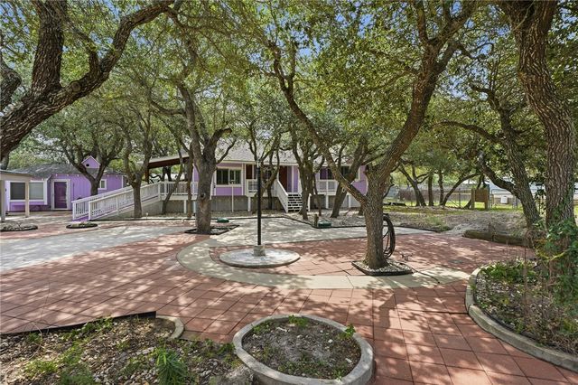 318 Traylor Ave, Rockport, TX 78382