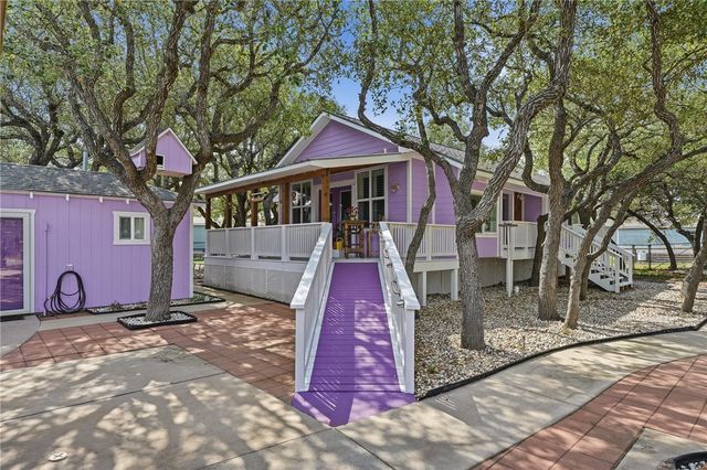 318 Traylor Ave, Rockport, TX 78382