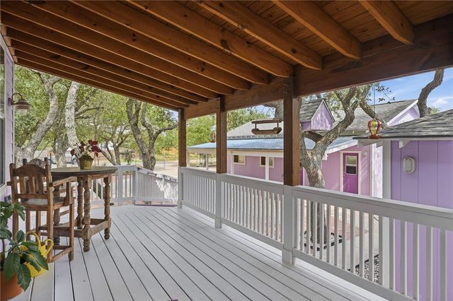 318 Traylor Ave, Rockport, TX 78382