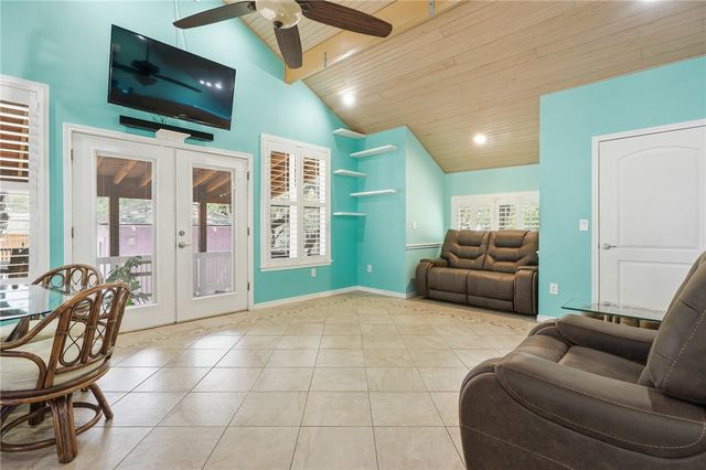 318 Traylor Ave, Rockport, TX 78382