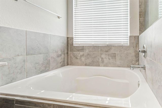 100 Jessica Dr, Dayton, TX 77535