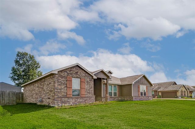 100 Jessica Dr, Dayton, TX 77535