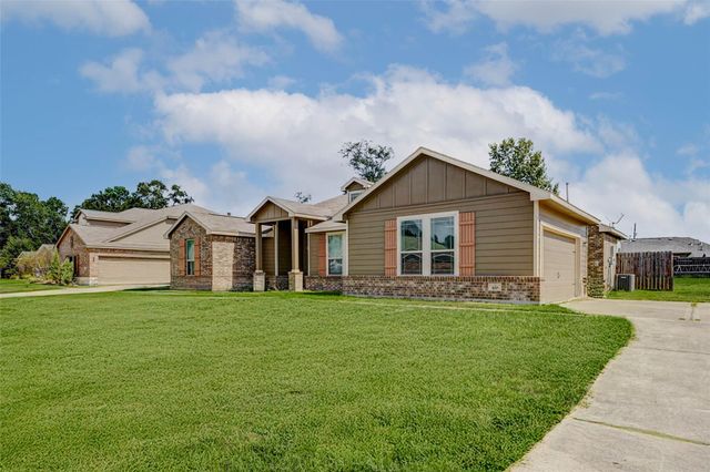 100 Jessica Dr, Dayton, TX 77535