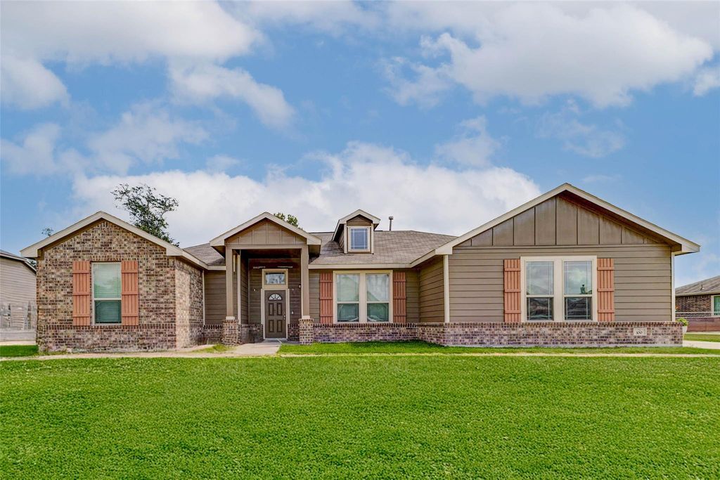 100 Jessica Dr, Dayton, TX 77535