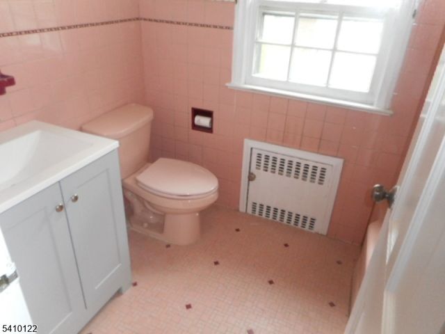 52 E Sumner Ave, Roselle Park Boro, NJ 07204