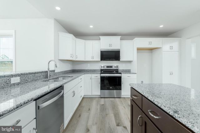 803 GREENWICH LN, Shippensburg, PA 17257