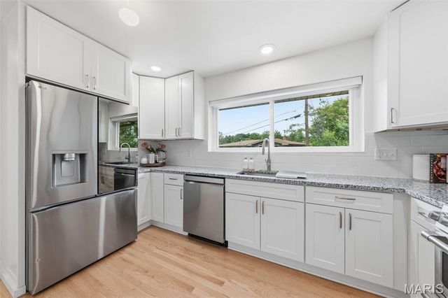 9864 Amberley Drive, St Louis, MO 63126