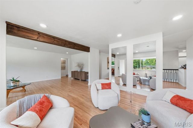 9864 Amberley Drive, St Louis, MO 63126