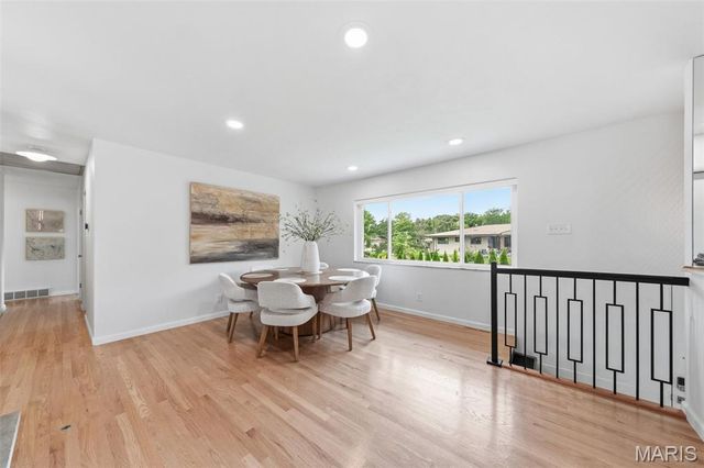 9864 Amberley Drive, St Louis, MO 63126