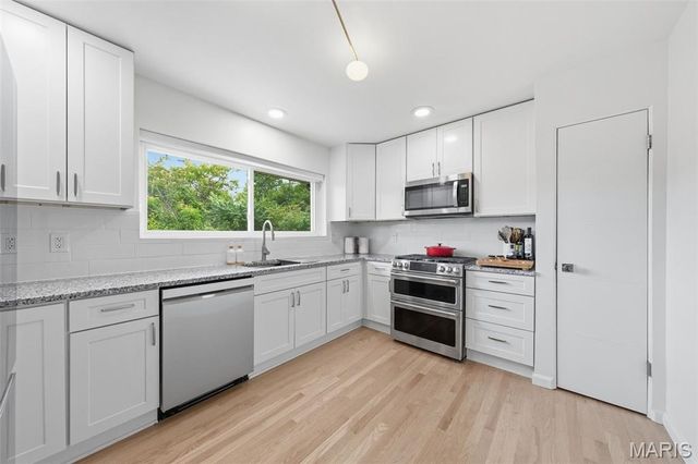 9864 Amberley Drive, St Louis, MO 63126