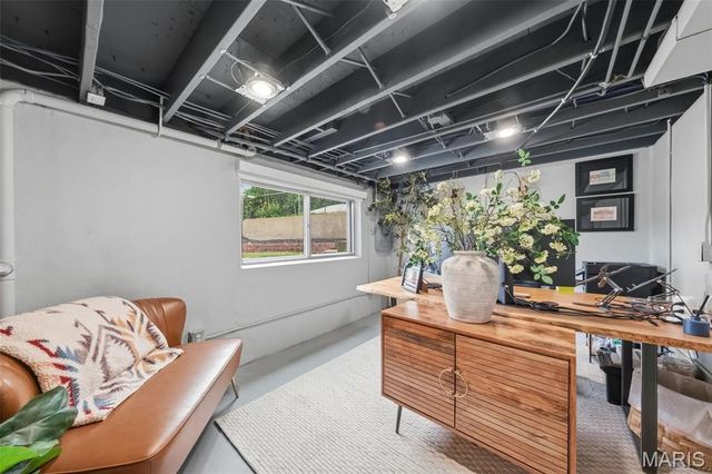 9864 Amberley Drive, St Louis, MO 63126