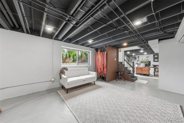 9864 Amberley Drive, St Louis, MO 63126