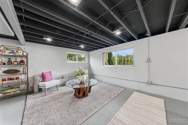 9864 Amberley Drive, St Louis, MO 63126