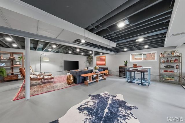 9864 Amberley Drive, St Louis, MO 63126