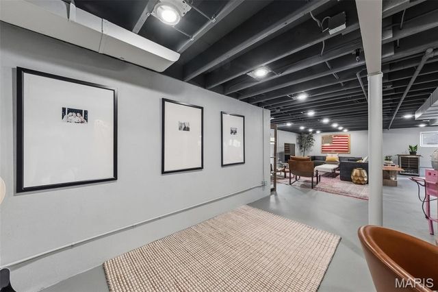 9864 Amberley Drive, St Louis, MO 63126