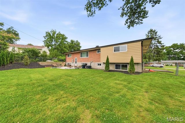 9864 Amberley Drive, St Louis, MO 63126