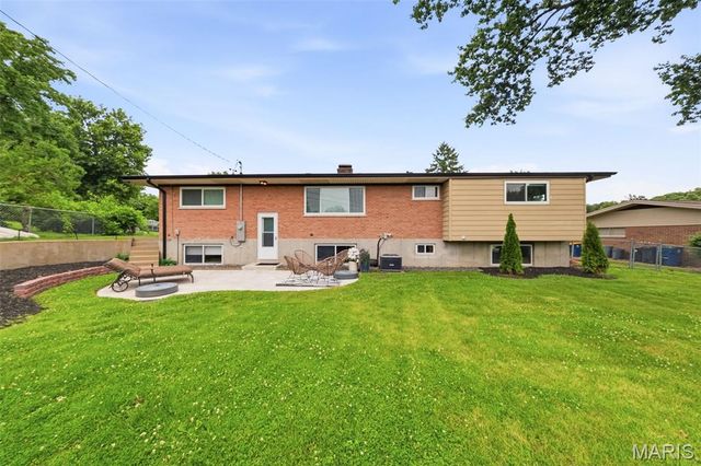 9864 Amberley Drive, St Louis, MO 63126