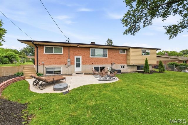 9864 Amberley Drive, St Louis, MO 63126