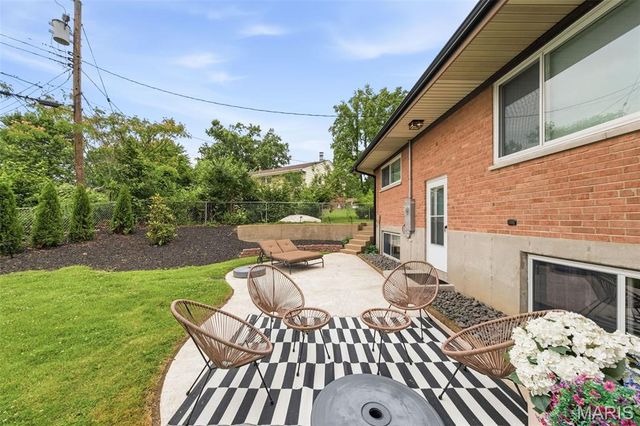 9864 Amberley Drive, St Louis, MO 63126
