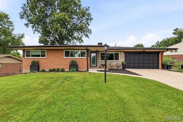 9864 Amberley Drive, St Louis, MO 63126