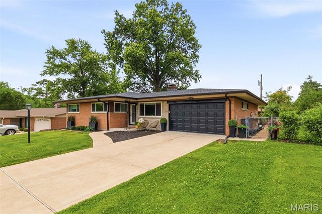 9864 Amberley Drive, St Louis, MO 63126