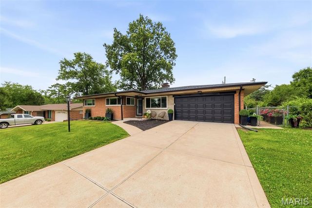 9864 Amberley Drive, St Louis, MO 63126