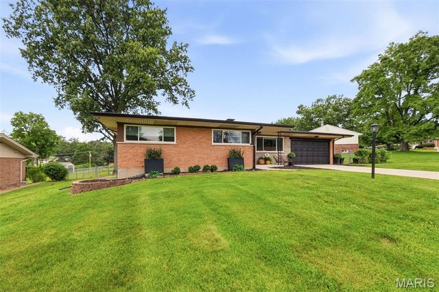 9864 Amberley Drive, St Louis, MO 63126