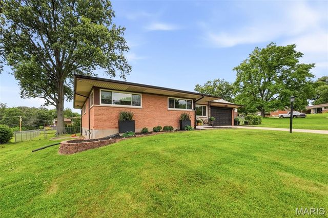 9864 Amberley Drive, St Louis, MO 63126